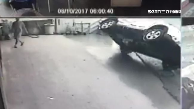 路口未減速相撞　休旅車翻轉180度