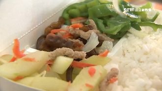 大學雞排飯驚見「釘書針」！釣出一票苦主