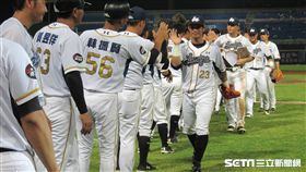 ▲Lamigo中止3連敗，開轟的陽耀勳賽後與隊友擊掌。（圖／記者蕭保祥攝）
