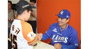 ▲李承燁引退之旅舉辦小朋友簽名會。（圖／截自韓國媒體）