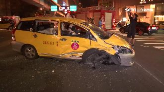 小黃下匝道撞休旅車　撞到輪胎都掉了