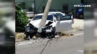 駕駛飆速撞電線桿　車體零件噴飛馬路