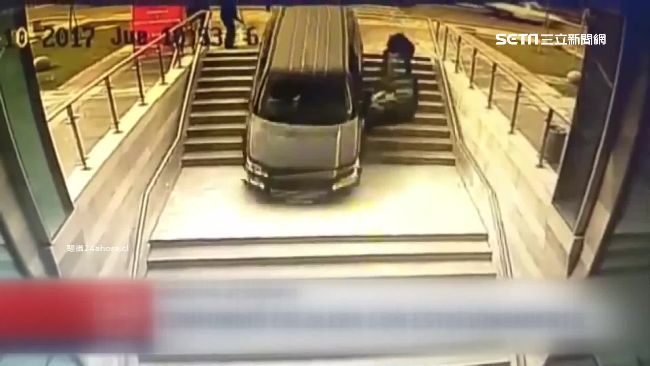 搞錯停車場入口　駕駛開車暴衝下樓梯