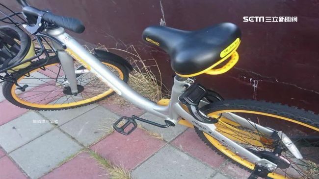 oBike騎一半後輪鎖死　他險慘摔