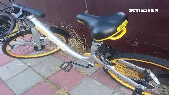 oBike騎一半後輪鎖死　他險慘摔
