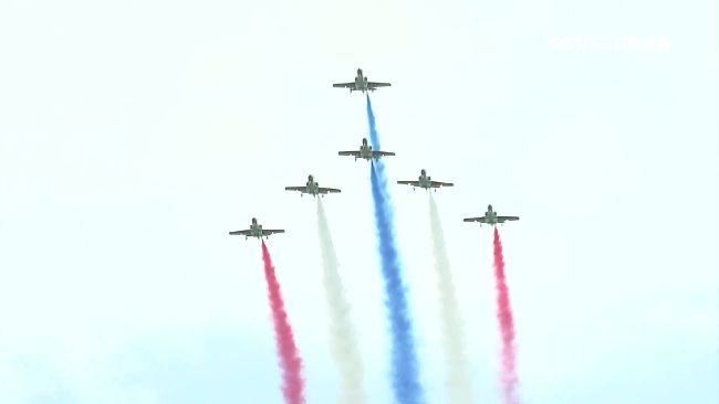 雷虎空中秀特技！三色彩煙渲染天際