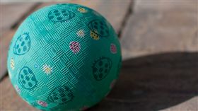 球、玩具／flickr／Zaheer Mohiuddin／https://flic.kr/p/9uHbH7