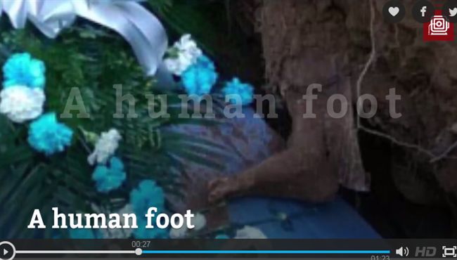 老父棺木正下葬　隔壁墓穴屍腳竟伸來