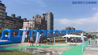 全台最高滑水道登場　女主播濕身體驗