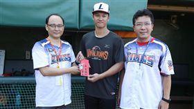 ▲統一獅選手蘇智傑（中）即將前往世大運代表隊報到，球團總經理蘇泰安（左）與董事長凃忠正送紅包與平安符。（圖／統一獅球團提供）