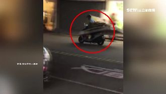 伯單手騎機車載床墊　超狂神技已觸法