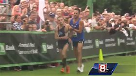 ▲運動家精神感人的一幕。（圖／取自YouTube比賽畫面）