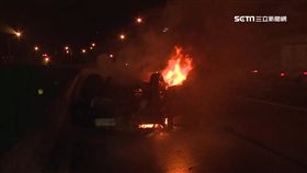 疑車速快失控自撞 悚!轎車翻覆成火球