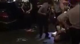 陳男不斷嘶吼「放我走！」但仍被警方拖上車帶回偵訊。（圖／翻攝自爆料公社）