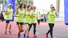 ▲平常都有運動、跑步習慣的艾蜜絲（左二）以及李逸涵（中）首次擔任專業配速員。（圖／大漢集團提供）