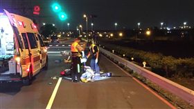 警消前往現場將陳男送醫。（圖／翻攝畫面）