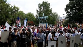 美國維吉尼亞州沙洛茲維爾（Charlottesville），發生反右翼白人主義的示威人群遭汽車衝撞的暴力衝突。（圖／路透社／達志影像）