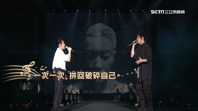 劉若男唱《頑固》　擁阿信淚灑舞台