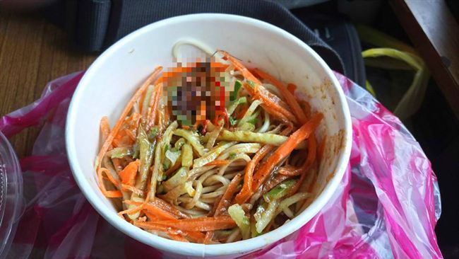 涼麵加料「油蔥」？細看竟是超肥小強