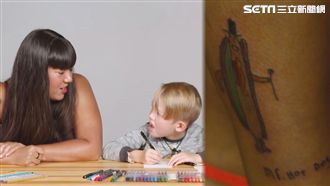 小孩純真畫作　刺爸媽身上成永遠回憶