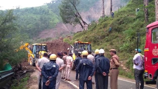 印度2巴士遭沖走　50人恐全數罹難