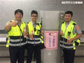 忠孝警友站設立「元氣補給站」替辛苦執勤的警們加油打氣。（圖／翻攝畫面）