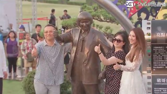 豬哥亮紀念銅像揭幕　遺孀衝上前獻吻