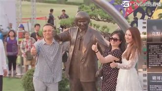 豬哥亮紀念銅像揭幕　遺孀衝上前獻吻
