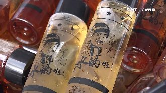 豬哥亮水瓶扇子人氣旺　鐵粉攤商齊聚