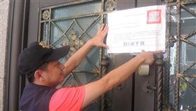 全台首例　宜蘭KTV違法遭停業10天
宜蘭礁溪警分局長陳宇桓13日受訪時說，礁溪聚星KTV
半年內發生3起違規事項，甚至有少年遭毆打致死，法
院依照違反社維法，裁定停止營業10天，警方下午派員
於店家前張貼公告，正式執行；這是全台首例。
（警方提供）
中央社記者沈如峰宜蘭縣傳真　106年8月13日