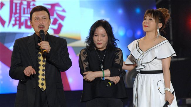 余天上台淚崩！後悔和豬哥亮吵架