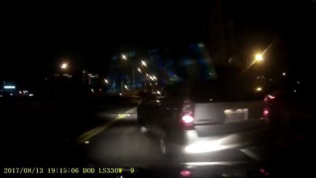 三寶違規跨槽化線　惹怒網友霸氣攔車