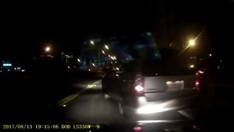 三寶違規跨槽化線　惹怒網友霸氣攔車