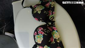 屋內女子內衣褲散落一地。胸罩、內衣（圖／翻攝畫面）