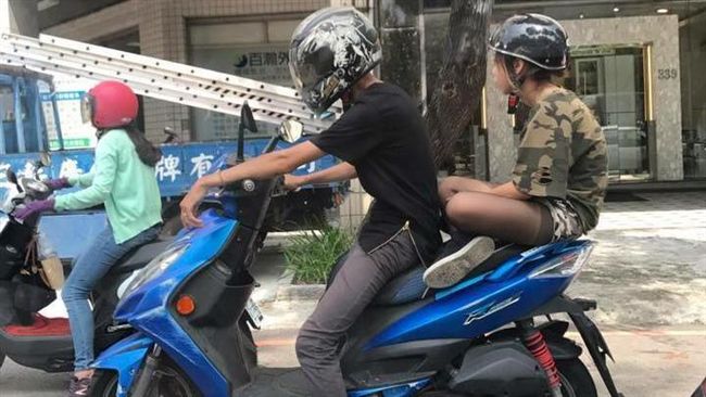 情侶吵架森77？女友霸氣盤腿坐機車