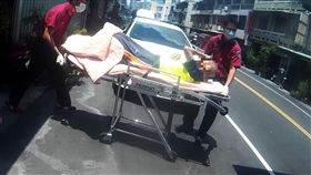 天氣熱烘烘，嘉義一名老翁疑熱衰竭送醫。（圖／消防局提供／中央社）-就醫-救護人員-病患-送醫-急救-119-