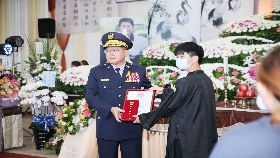 殉職國道警告別式　陳國恩代頒楷模獎章