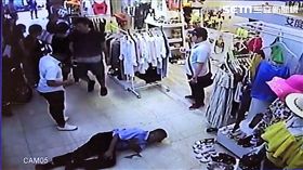 頂好名店城吳姓保全，先尾隨男客還推人，對方逃進服飾店，女店長出面亦遭攻擊，警方到場時仍不罷休，最後被壓制送往松德院區（翻攝畫面）