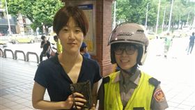 韓女與警備隊員警許培芳一同開心合影留念。（圖／翻攝畫面）