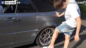 放火實測讓車子輾過「安全鞋」。（圖／翻攝自放火 Louis臉書）