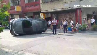 買冰消暑卻車禍　轎車側翻車躺馬路