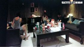 呂姓女高中生為了購買名牌包，下海賣淫參加性愛趴長達一年，警方通知父母前來警局，兩人卻十分冷靜，也未責怪呂姓少女（翻攝畫面）