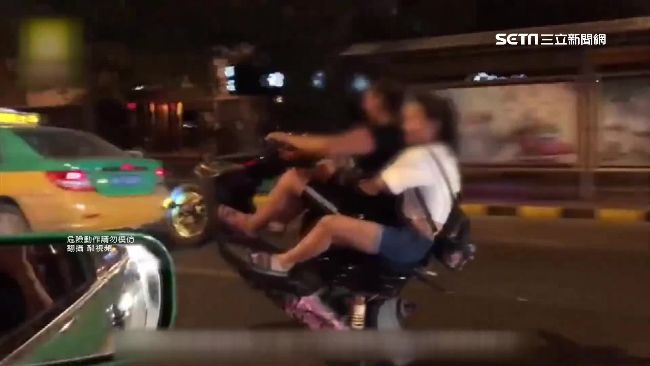 陸男騎車玩命　當街炫技「翹孤輪」