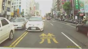 馬路,三寶,神技,違規,逆向　圖／翻攝自臉書爆料公社