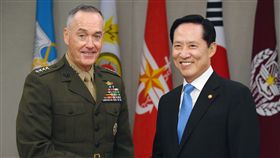 若制裁北韓無效 美軍才會動用軍事選項美軍參謀首長聯席會議主席鄧福德（Joseph Dunford，左）14日與南韓國防部長宋永武（右）會面，鄧福德說，美國對付北韓所準備的軍事選項，只有在外交和經濟制裁失敗時才會採用。（共同社提供）中央社  106年8月14日