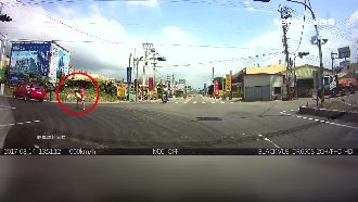 轎車過彎掉出女童　差點遭重機追撞