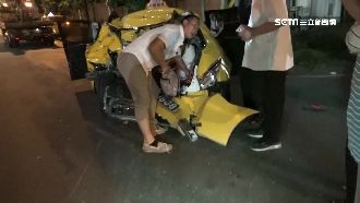 等紅燈遭追撞　小黃成廢鐵釀4人傷