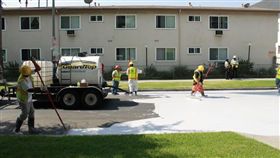 夏日抗暑妙招！洛杉磯推灰色柏油路　反彈陽光超涼爽（圖／翻攝自Mayor Eric Garcetti ,Instagram）
夏日,抗暑,洛杉磯,市政府,柏油路,施工,塗料,降溫,消暑,政策,溫度,夏季,路面,教授,加州,大學,溫室氣體