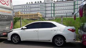 遊覽車包夾轎車　圖／翻攝自聯結車大貨車大客車拉拉隊運輸業照片影片資訊分享團臉書