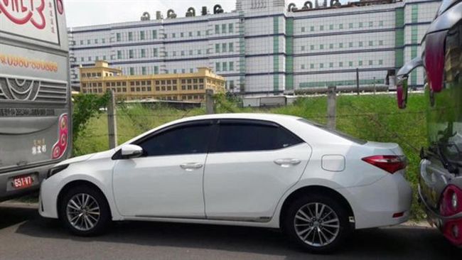 有本事報警阿！遊覽車包夾轎車不給走
